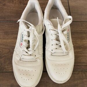 Adidas Men's white  Sneakers
Mint condition 
Sz 7